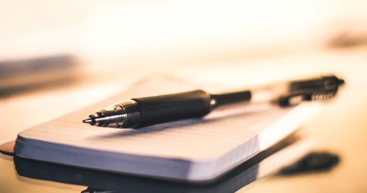 Mesa de trabalho de um professor com caderno e planificação